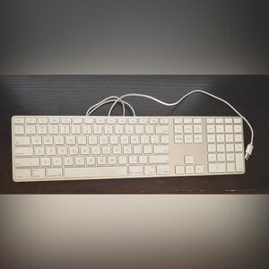 Genuine Apple A1243 Wired Mac Standard USB Keyboard with Numeric Keypad - TESTED